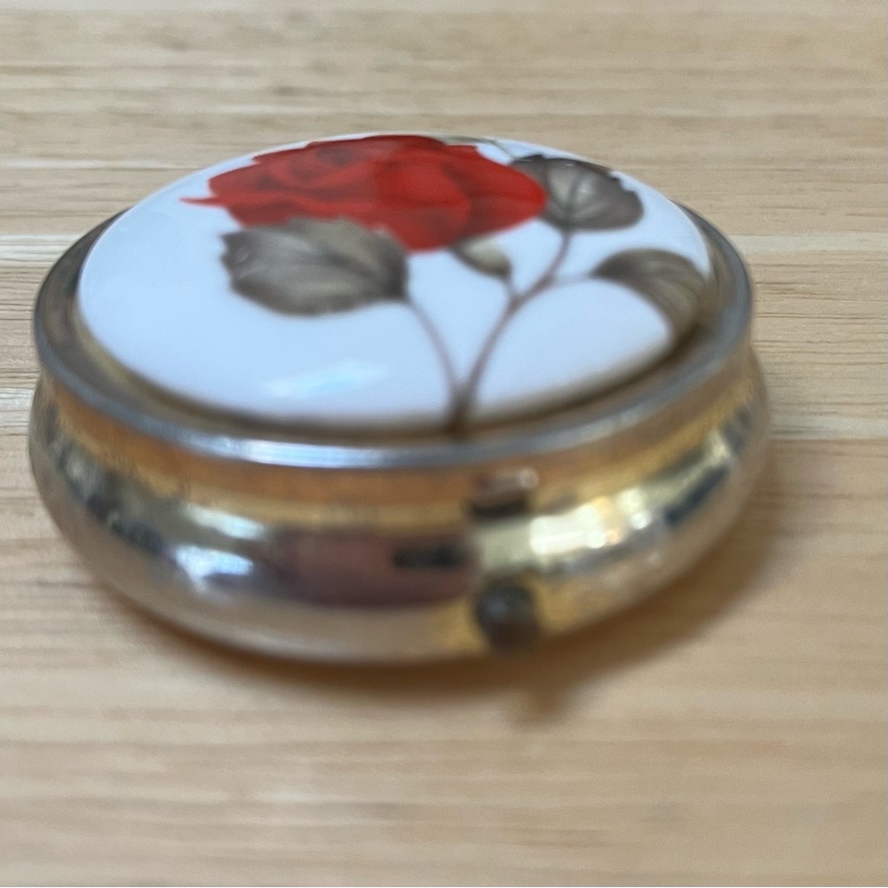 Vintage (?) pill Box Red Rose Flower Divided Made in Japan - Picture 8 of 14